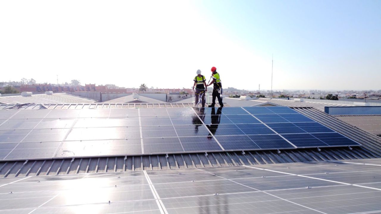 Técnicos limpiando la instalación fotovoltaica