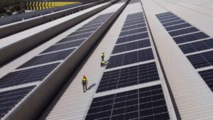 Uninergia realizando la instalación fotovoltaica en la empresa Hermanos Ayala de Utrera (Sevilla)