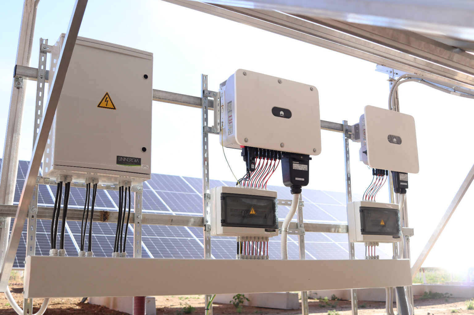 Inversores y cuadros el&eacute;ctricos de una instalaci&oacute;n fotovoltaica