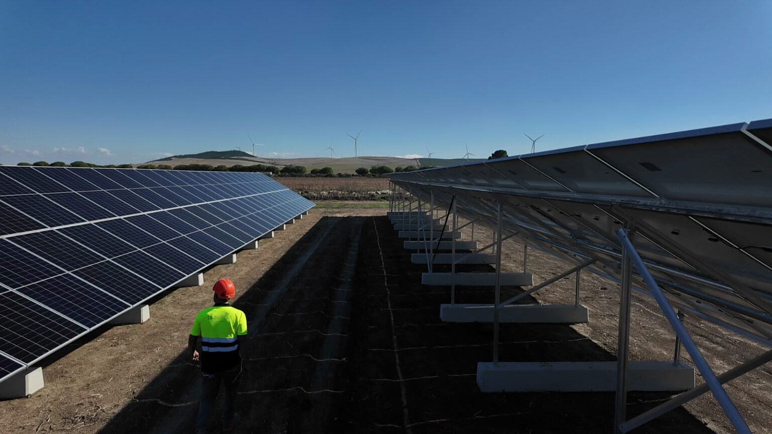 T&eacute;cnico de Uninergia revisando una planta solar fotovoltaica