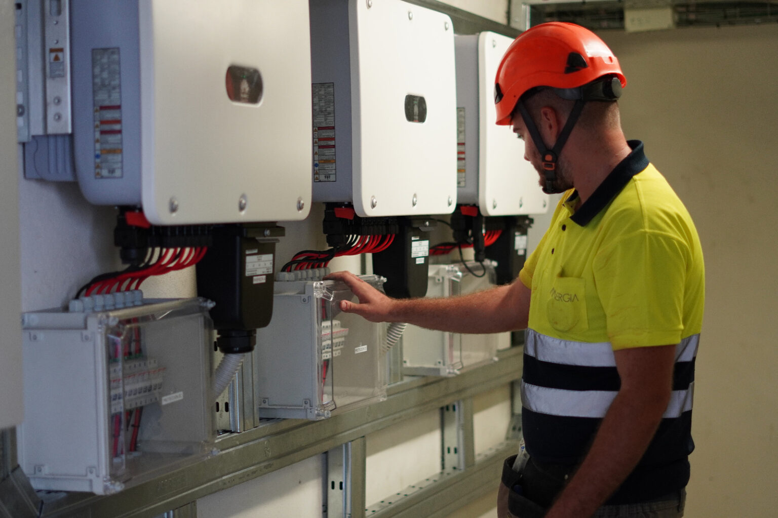 T&eacute;cnico de Uninergia revisando inversores fotovoltaicos